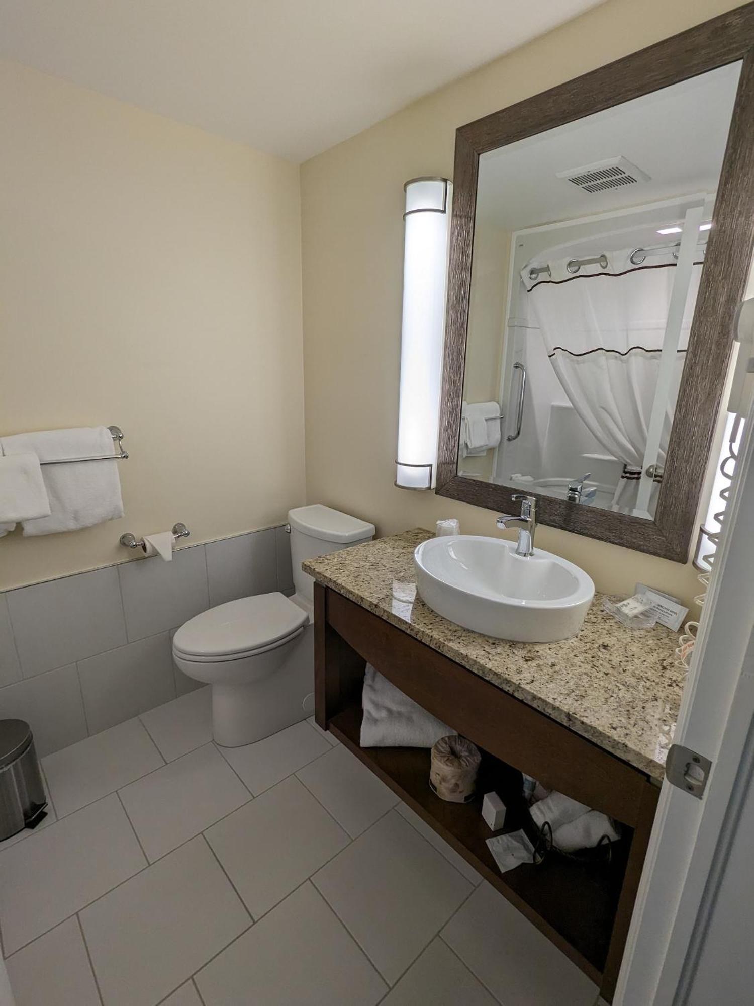Inn At The Harbour Kincardine Room photo